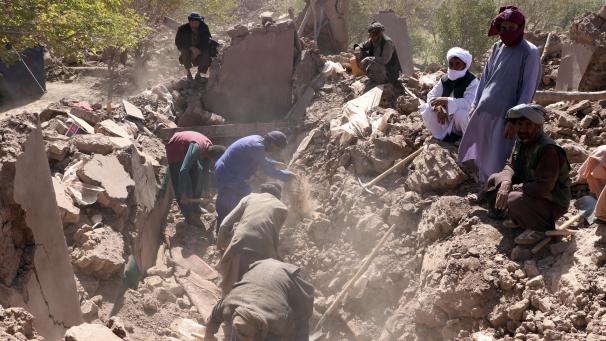 <p>Männer suchen nach einem Erdbeben in der Provinz Herat im Westen Afghanistans nach Opfern.</p>