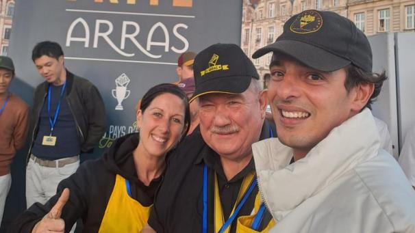 <p>Das Vervierser Ehepaar ließ es sich nicht entgehen, mit Jean-Paul Dambrine, dem Fritten-Papst (Mitte), einen Schnappschuss zu machen.</p>