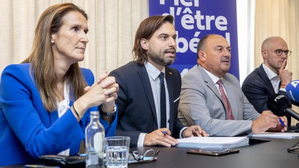 <p>Georges-Louis Bouchez - hier unter anderem mit Sophie Wilmès (ganz links) zu sehen - bleibt an der Spitze der MR.</p>