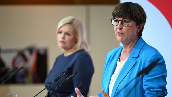 <p>Die SPD-Vorsitzende Saskia Esken (rechts) spricht während einer Pressekonferenz nach der SPD-Präsidiumssitzung neben Nancy Faeser (links), Spitzenkandidatin der SPD bei der Wahl in Hessen. Mit Faeser als Spitzenkandidatin hatte die SPD bei der Landtagswahl in ihrer einstigen Hochburg Hessen am Sonntag mit 15,1 Prozent (-4,7 Punkte) ihr bisher schlechtestes Ergebnis erzielt.</p>