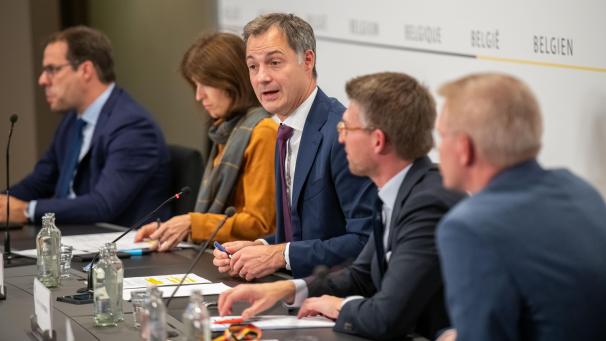 <p>Regierungschef Alexander De Croo (M), umringt von den Vizepremiers David Clarinval, Pierre-Yves Dermagne und Georges Gilkinet (v.l.) sowie Haushalts-Staatssekretärin Alexia Bertrand (2.v.l.), bei der Pressekonferenz nach erzielter Einigung.</p>