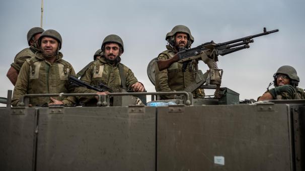 <p>Israelische Soldaten sind auf Stellung an der Grenze zum Gazastreifen.</p>