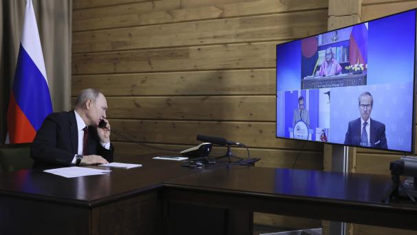 <p>Auf diesem von der staatlichen russischen Nachrichtenagentur Sputnik via AP veröffentlichte Foto telefoniert Wladimir Putin während einer Videokonferenzschaltung anlässlich der erste Lieferung von russischem Kernbrennstoff an das Kernkraftwerk Ruppur in Bangladesch.</p>