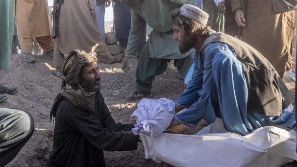 <p>Ein Mann begräbt seinen kleinen Enkel, der bei dem Erdbeben getötet wurde, in einem Dorf im Bezirk Zenda Jan in der Provinz Herat im Westen Afghanistans.</p>