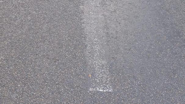 <p>Man muss schon genau hinschauen: eine stark verblasste Straßenmarkierung</p>