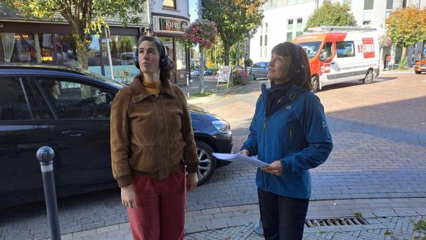 <p>Line Lerho und Viola Streicher erzählen die Geschichte der „Neun Häuser“. Die Zuschauer hören während des etwa 60-minütigen Rundgangs ihren Text sowie Musik über Kopfhörer.</p>