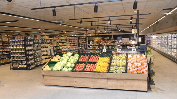 <p>Der Carrefour Market in St.Vith erstrahlt in neuem Glanz: Gleich im Eingangsbereich wird frischem Obst und Gemüse großzügiger Platz eingeräumt. Das Geschäft übernimmt das neue Konzept von Carrefour, will seine regionale Note aber behalten.</p>
