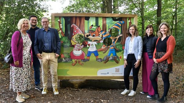 <p>Wandern mit Kindern? Das klingt nach Jammern und keine Lust. Anders sieht das auf dem neuen Zwergenpfad aus, den (von links) Marion Decker von der Tourist-Info, Schöffe Lucas Reul, Alain  Brock (RSM), Mona Locht (Kabinettschefin von Ministerin Isabelle Weykmans) sowie die Projektinitiatorinnen Nadine Streicher und Mirja Ossemann nun vorgestellt haben.</p>