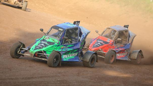 <p>Bei den Cross Cars geht’s zur Sache: hier Meister Jan Keller (#37) vor Pascal Dahm (#89).</p>