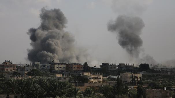 <p>Während eines israelischen Luftangriffs steigt Rauch am Rafah-Grenzübergang zwischen Gaza und Ägypten auf.</p>