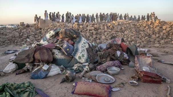 <p>Afghanische Männer suchen nach einem Erdbeben im Bezirk Zenda Jan in der Provinz Herat im Westen Afghanistans nach Opfern.</p>