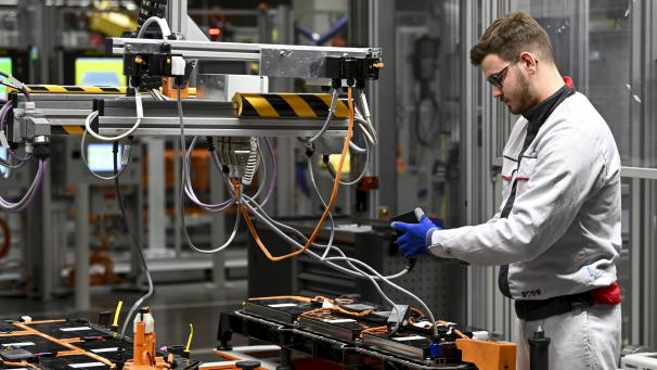 <p>Ein Mitarbeiter geht seiner Arbeit im Audi-Werk in der Brüsseler Gemeinde Forest nach.</p>
