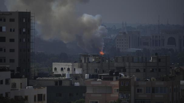 <p>Feuer und Rauch steigt nach einem israelischen Luftangriff aus Gebäuden im Karama-Viertel auf.</p>