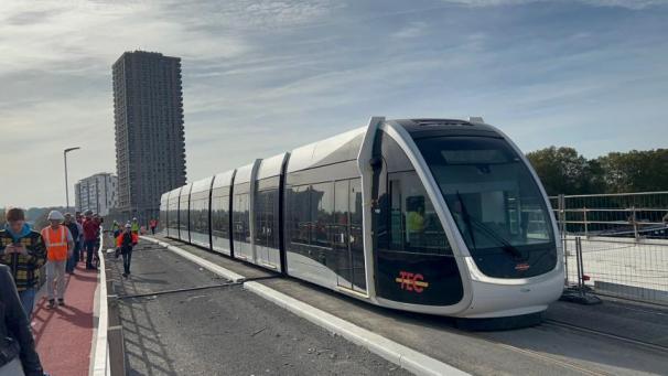 <p>Die Lütticher Tram überquerte bei ihrer Testfahrt den Pont Atlas.</p>