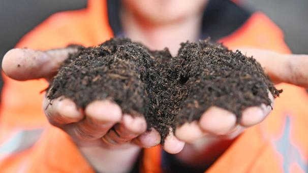 <p>Wie man aus Abfällen wertvollen Kompost machen kann, erklärt Alexandra Hilgers von der Stadt Eupen.</p>