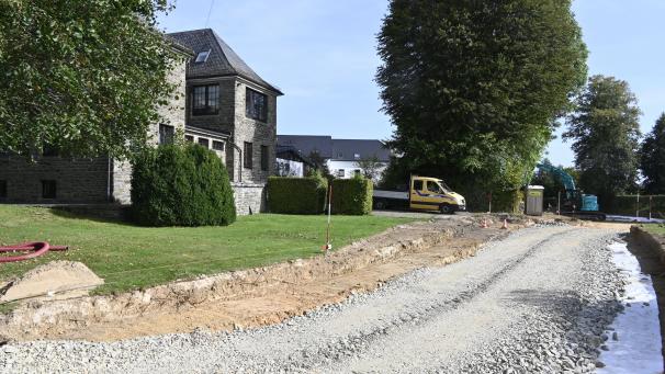 <p>Hinter dem Ameler Gemeindehaus stehen ab dem Frühjahr 34 zusätzliche Stellplätze für Pkw zur Verfügung. Es handelt sich um einen öffentlichen Mitfahrparkplatz.</p>
