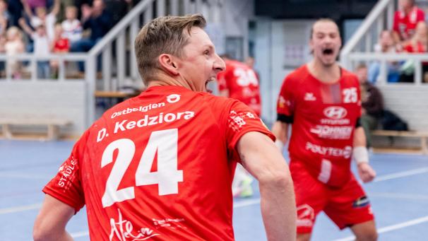 <p>Explosion der Freude: Mit der Schlusssirene warf Damian Kedziora am Samstag das 32:30 gegen Sporting Pelt.</p>