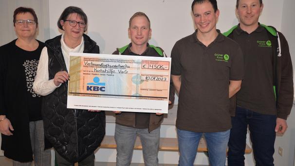 <p>VoG-Präsidentin Liliane Müller-Parisse (2.v.l.) und Vizepräsidentin Monika Schröder-Reuter (links) freuen sich sehr über die Unterstützung, die der Eifeler Krebshilfe seit über 30 Jahren zuteil wird, sei es durch Spenden von Vereinen, Organisationen und Unternehmen, oder durch die Teilnahme am jährlichen Tag der Krebshilfe und der Telefonspendenaktion.</p>