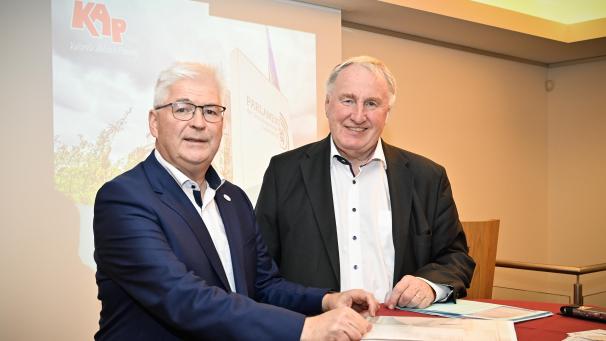 <p>Die SP-Politiker Charles Servaty (links) und Karl-Heinz Lambertz diskutierten über die Zukunft der ostbelgischen Autonomie.</p>