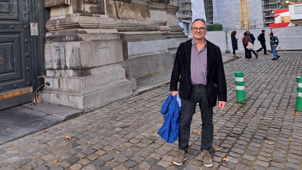 <p>Gerhard Schmitz vor dem Brüsseler Justizpalast: Der St.Vither Motorenentwickler will in seinem jahrelangen Patentrechtsstreit mit dem Sportwagenhersteller Porsche neues Beweismaterial zum Berufungsverfahren hinzufügen lassen.</p>