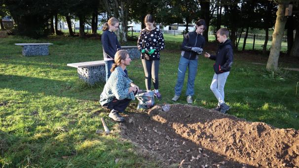 <p>Schüler der Unterstufe haben beim Social Day zusammen mit Hausmeister Michael Goenen Blumenzwiebel gepflanzt.</p>