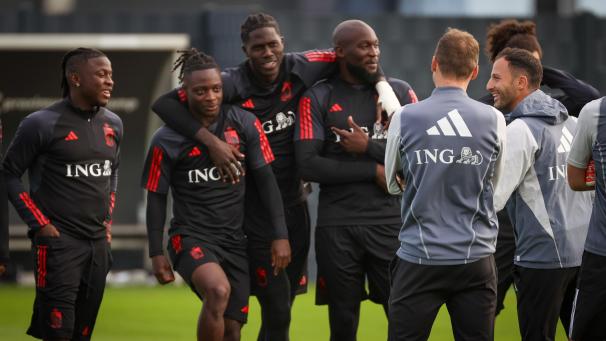 <p>Nationaltrainer Tedesco (r.) und Jérémy Doku (2.v.l.) betonten: „Wir wollen uns so schnell wie möglich qualifizieren.“</p>