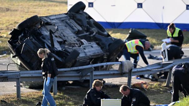 <p>Rettungskräfte und Polizisten stehen am umgestürzten Fahrzeug. Beim Unfall eines mutmaßlichen Schleuserfahrzeugs auf der Autobahn 94 sind sieben Menschen gestorben und mehrere schwer verletzt worden.</p>