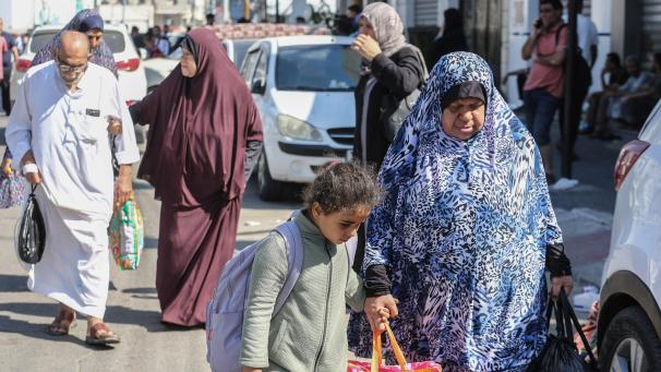 <p>Palästinenser fliehen nach israelischen Luftangriffen in sicherere Gebiete.</p>