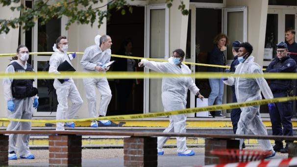<p>Französische Polizeibeamte des forensischen Dienstes stehen vor einem Gymnasium, nachdem ein Messerangreifer einen Menschen getötet und mehrere verletzt hat.</p>