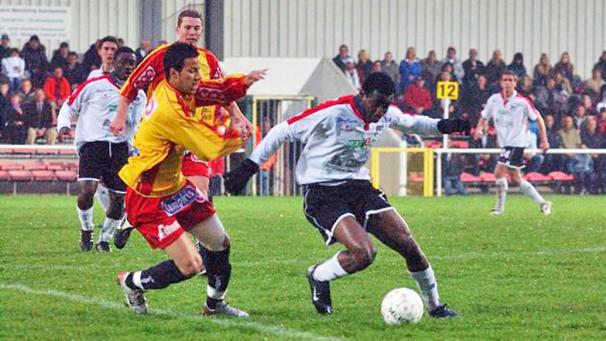 <p>Im April 2009 traf Issiaka Bamba (am Ball) mit Olympic Charleroi auf die AS Eupen.</p>