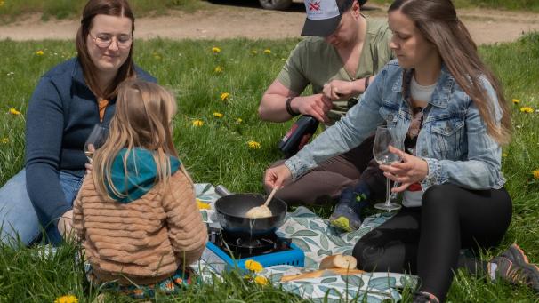 <p>Cindy Cornely (rechts) und Daan de Corte (Mitte) haben das Konzept Hike ’n Cheese inklusive Weinbegleitung anfänglich mit Freunden getestet.</p>