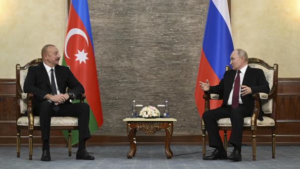 <p>Dieses von der staatlichen russischen Nachrichtenagentur Sputnik via AP veröffentlichte Foto zeigt Wladimir Putin (rechts) während eines Gesprächs mit Ilham Alijew am Rande der Tagung des Außenministerrats der Gemeinschaft Unabhängiger Staaten (GUS).</p>