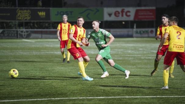 <p>Kelmis bleibt durch das Unentschieden vorerst in den Top Fünf der 2. Division Amateure, einige Konkurrenten spielen aber erst am Sonntag.</p>