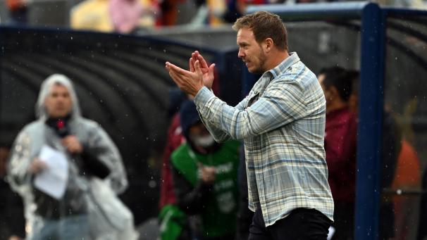 <p>Julian Nagelsmann ist bekannt für seinen Mut in Sachen Mode. Bei der Premiere als Bundestrainer tritt er relativ dezent gekleidet auf.</p>