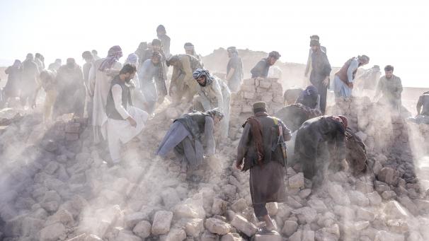 <p>Freiwillige arbeitet in den Trümmern nach einem Erdbeben im Bezirk Zenda Jan.</p>