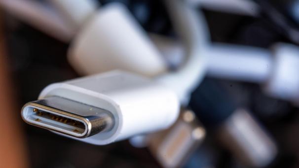 <p>Künftig ist Schluss mit dem Kabelwirrwarr: USB-C wird der neue Ladestandard.</p>
