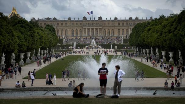 <p>Besucher genießen die Gärten des Schlosses von Versailles außerhalb von Paris.</p>