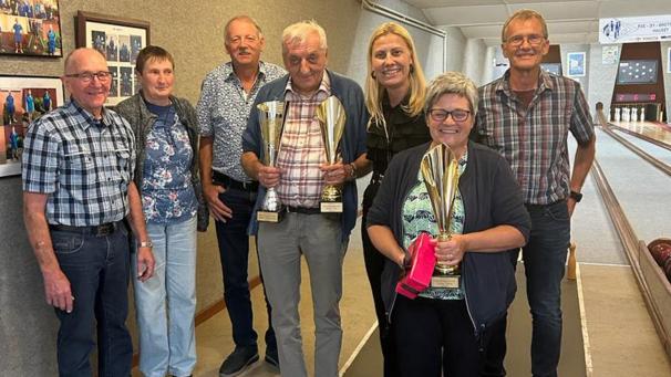 <p>Siegerehrung in Raeren: Monika Grieven als beste Keglerin und Helmut Maraite als erfolgreichster Kegler freuten sich über schmucke Pokale.</p>