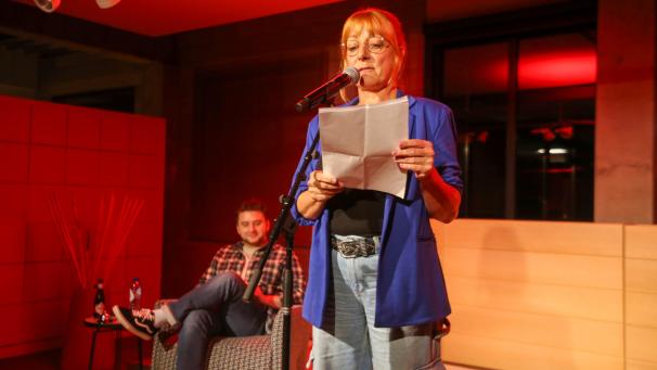 <p>Wohlwollend beobachtet Moderator Oskar Malinowski vom bequemen Sessel aus den Auftritt der Lokalmatadorin Evelyne Cüpper.</p>