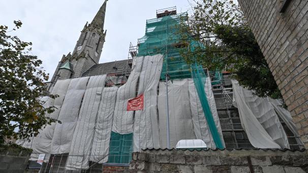 <p>Noch ist die Josefskirche eingerüstet. Doch bald werden die Eupener die Kirche wieder in Gänze bewundern können.</p>
