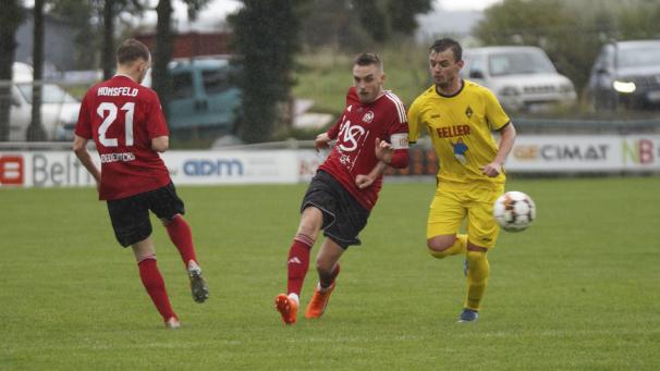 <p>Mickaël Lanckohr (Mitte) und Joé Jacobs (rechts) im Zweikampf: Die drei Punkte behielten Jacobs´ Weywertzer zu Hause.</p>