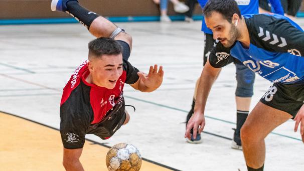 <p>Voller Körpereinsatz: Youri Hougardy (links) und die Eynattener sichern sich zwei Punkte gegen Absteiger Atomix.</p>