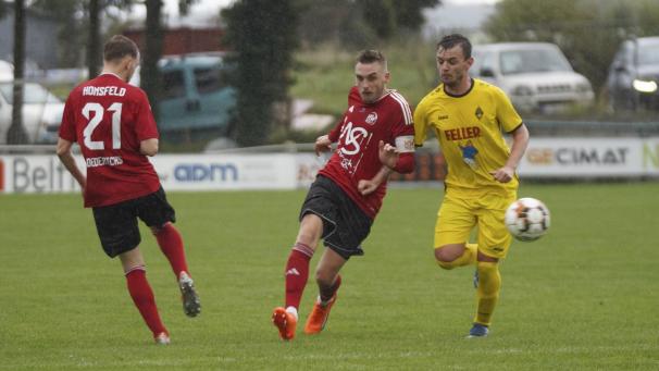 <p>„Defensiv dürfen wir Recht nicht zu viel anbieten, sonst werden wir Probleme bekommen“, gibt Honsfelds Trainer Pascsal Jost als Warnung aus – das betrifft auch Kapitän Mikaël Lanckohr (Mitte).</p>