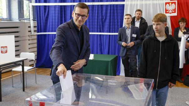 <p>Mateusz Morawiecki bei der Stimmabgabe für die Parlamentswahl.</p>