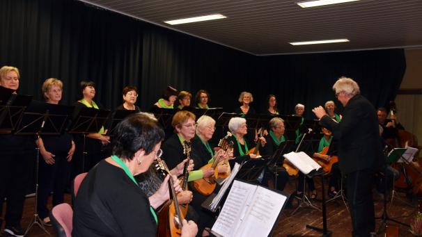 <p>Für sein erstes Konzert mit der Sing- und Spielgemeinschaft „Frohsinn“ hatte der neue Dirigent Roland Kransfeld ein farbenreiches Programm mit den Musikerinnen erarbeitet.</p>