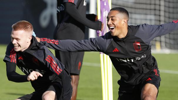 <p>Auch Arthur Vermeeren (l.) „erwischte“ es am Sonntagabend.</p>