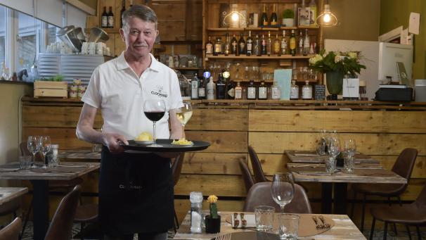 <p>Rentner als Flexi-Jobber in einem Restaurant</p>