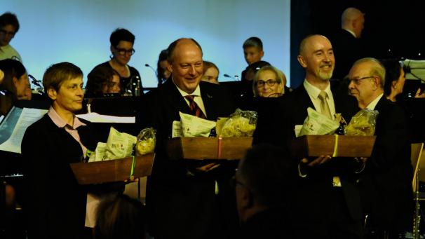 <p>Präsente für die drei Dirigenten: Ulla Rauw, Jan Kaivers und Frédéric Collinet zeigten sich am Sonntagnachmittag äußerst zufrieden mit den Leistungen ihrer Musiker.</p>