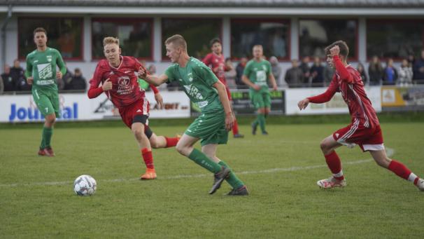 <p>Deutlich bezwang Rapid Oudler (5:1-Torschütze Jonathan Michaeli, Mitte links) den KFC Büllingen (Eliah Grandjean, am Ball).</p>