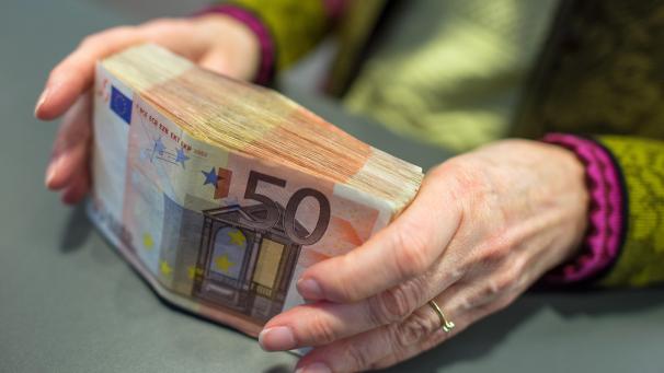 <p>Wenn er keine angemessene Rendite für seine Einlagen erhält, liegt der Schluss nahe, dass der Sparer letztlich die neue Bankensteuer bezahlt.</p>